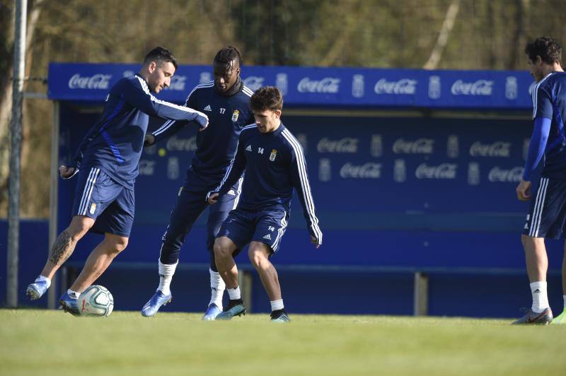 Los jugadores del Real Oviedo han entrenado a las órdenes de Javi Rozada para preparar el encuentro contra el Rayo Vallecano del próximo domingo. 