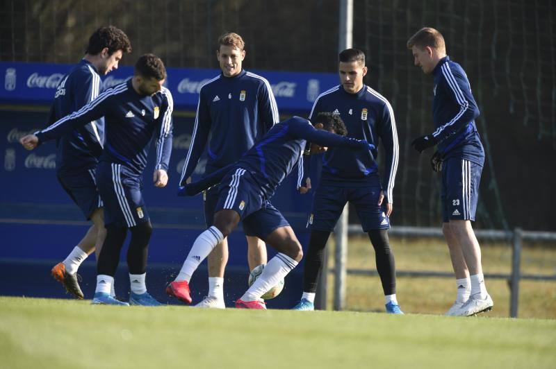 Los jugadores del Real Oviedo han entrenado a las órdenes de Javi Rozada para preparar el encuentro contra el Rayo Vallecano del próximo domingo. 