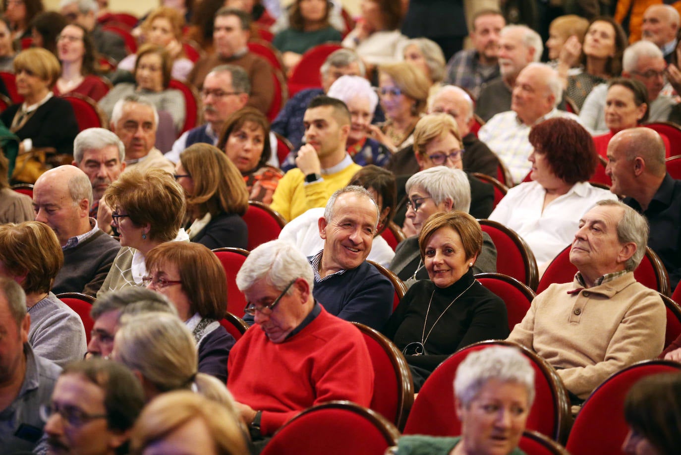 Tres recitales, tres llenos. El de Mieres ha deleitado al público del Teatro Campoamor con un repertorio donde el 80% de sus canciones han sido clásicos. Retoma así su gira 'Casi nada está en su sitio'.