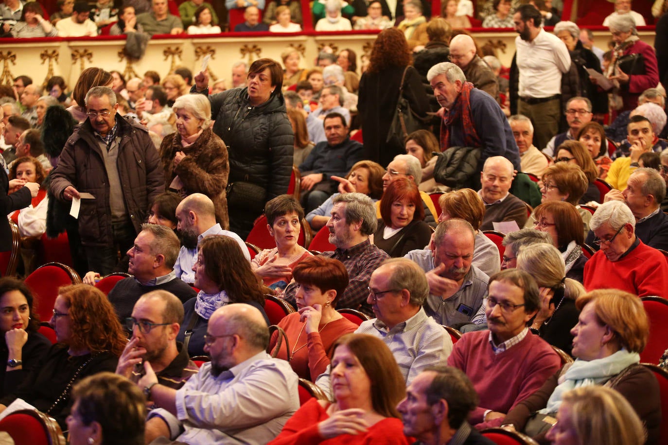 Tres recitales, tres llenos. El de Mieres ha deleitado al público del Teatro Campoamor con un repertorio donde el 80% de sus canciones han sido clásicos. Retoma así su gira 'Casi nada está en su sitio'.