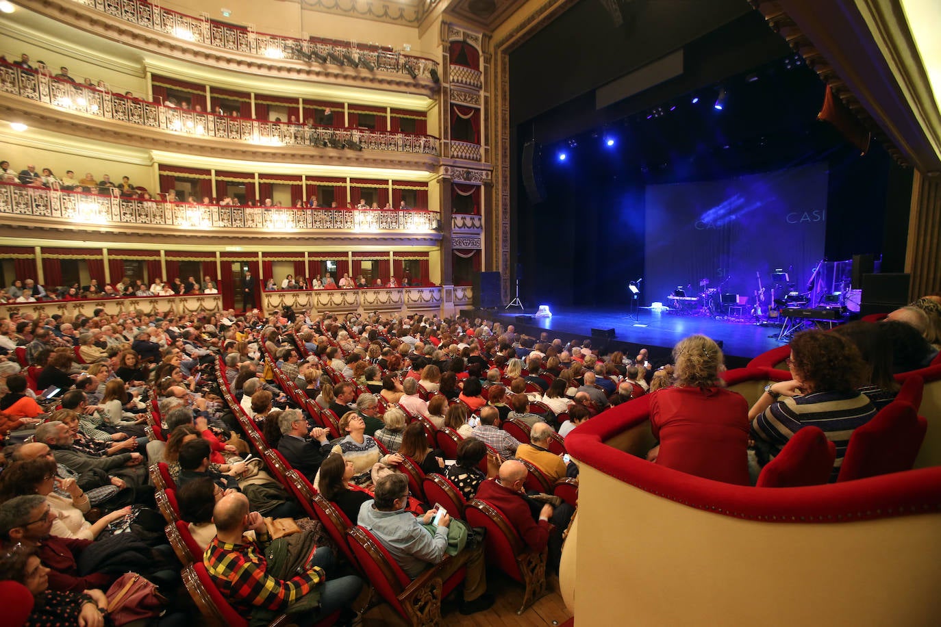 Tres recitales, tres llenos. El de Mieres ha deleitado al público del Teatro Campoamor con un repertorio donde el 80% de sus canciones han sido clásicos. Retoma así su gira 'Casi nada está en su sitio'.