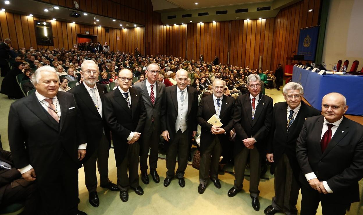 Francisco Álvarez (quinto por la izquierda), en su nombramiento como nuevo miembro de la Real Academia de Medicina. 