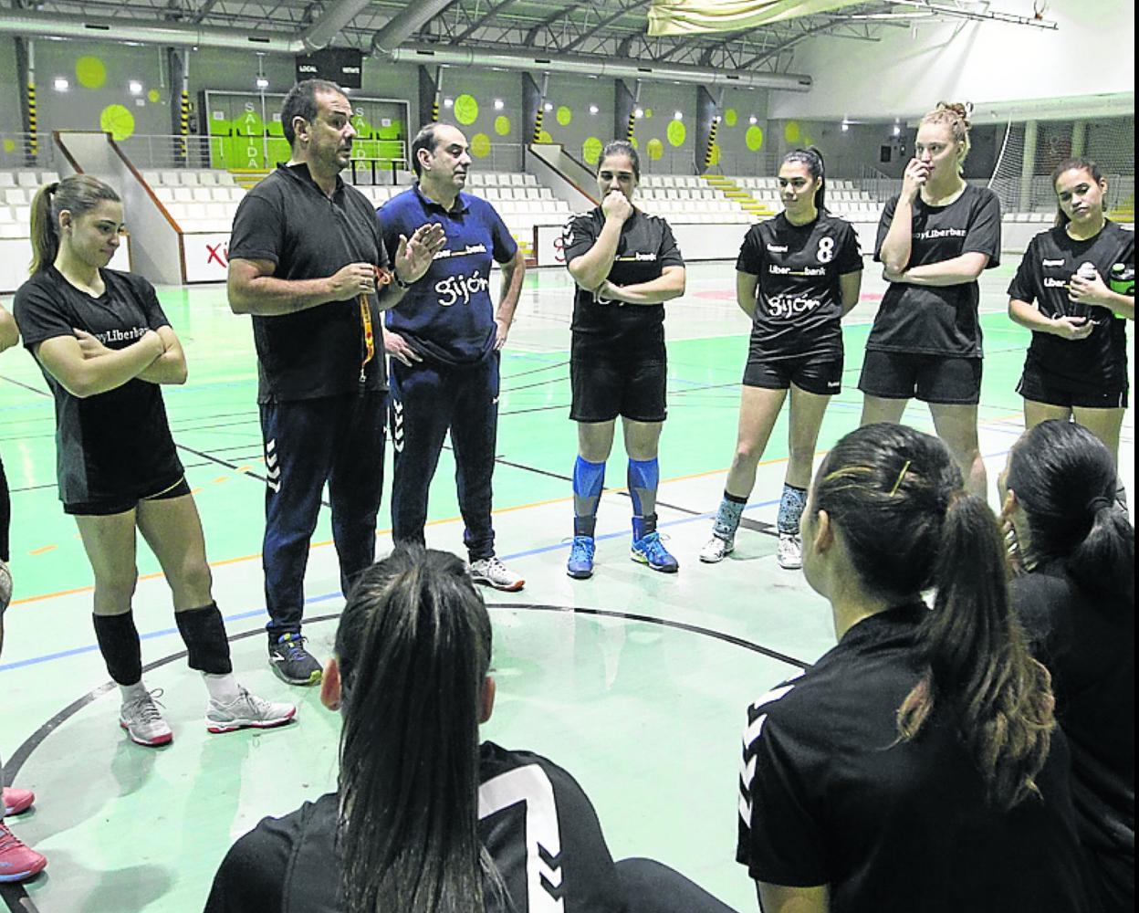 Diego Lafuente, técnico del Liberbank Gijón, charla con sus jugadoras en un entrenamiento en el Pabellón de La Arena. 