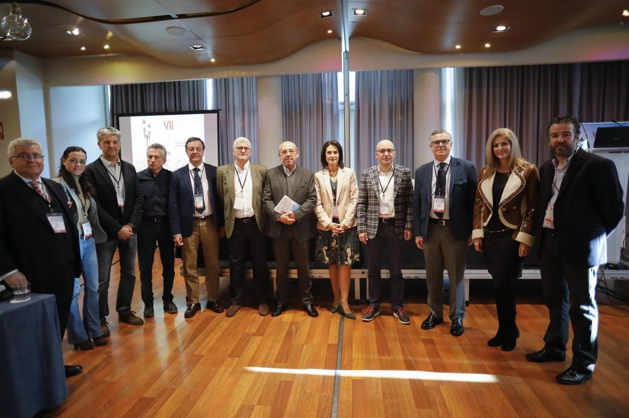 Belén Aguirrezabalaga (en el centro), directora de las jornadas sobre vacunas de la Sociedad Española de Pediatría Extrahospitalaria que se desarrollaron en Gijón, con los ponentes del programa. 