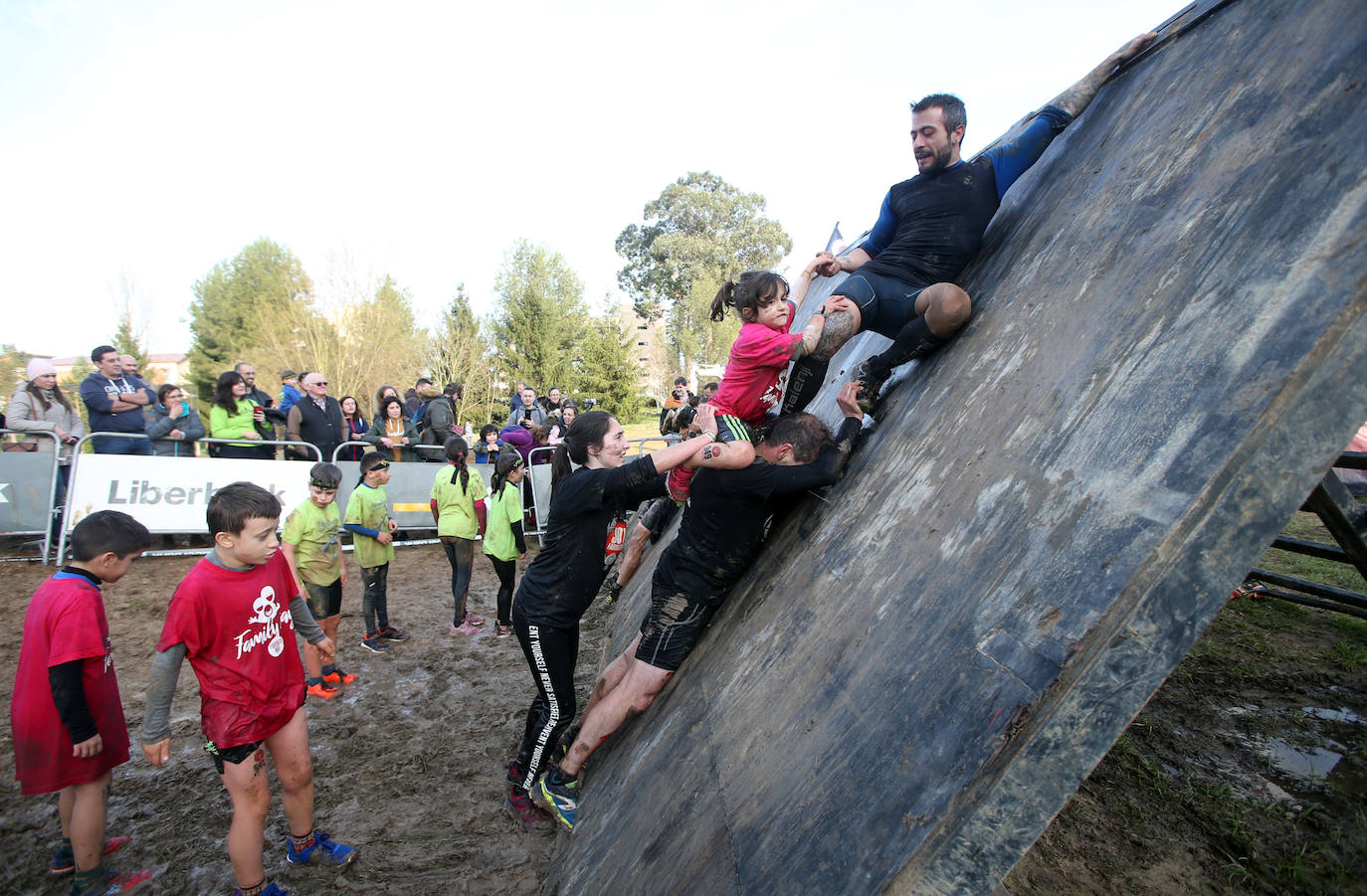 La carrera de Jóvenes Farinatos, reservada para corredores de 13 a 17 años y que cubrieron una distancia de tres kilómetros, dieron protagonismo a las familias. La prueba reina será este domingo.