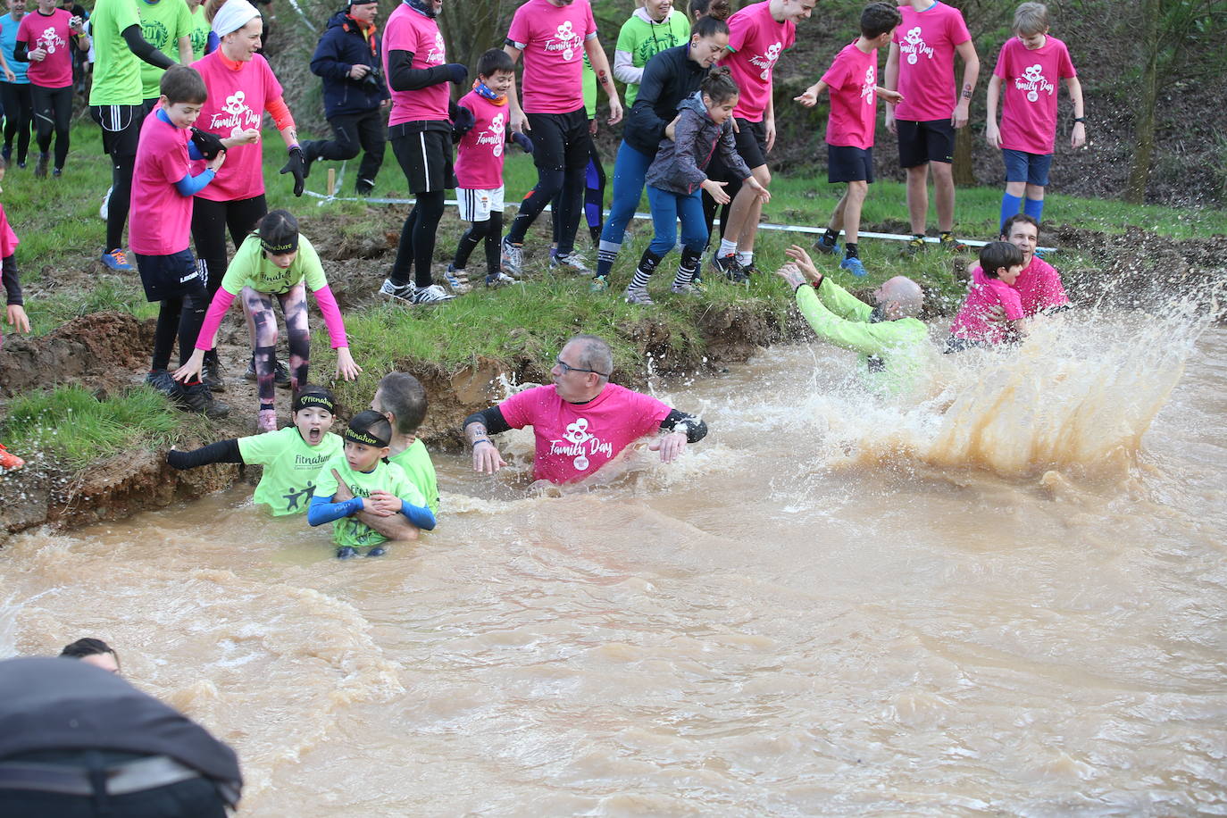 La carrera de Jóvenes Farinatos, reservada para corredores de 13 a 17 años y que cubrieron una distancia de tres kilómetros, dieron protagonismo a las familias. La prueba reina será este domingo.