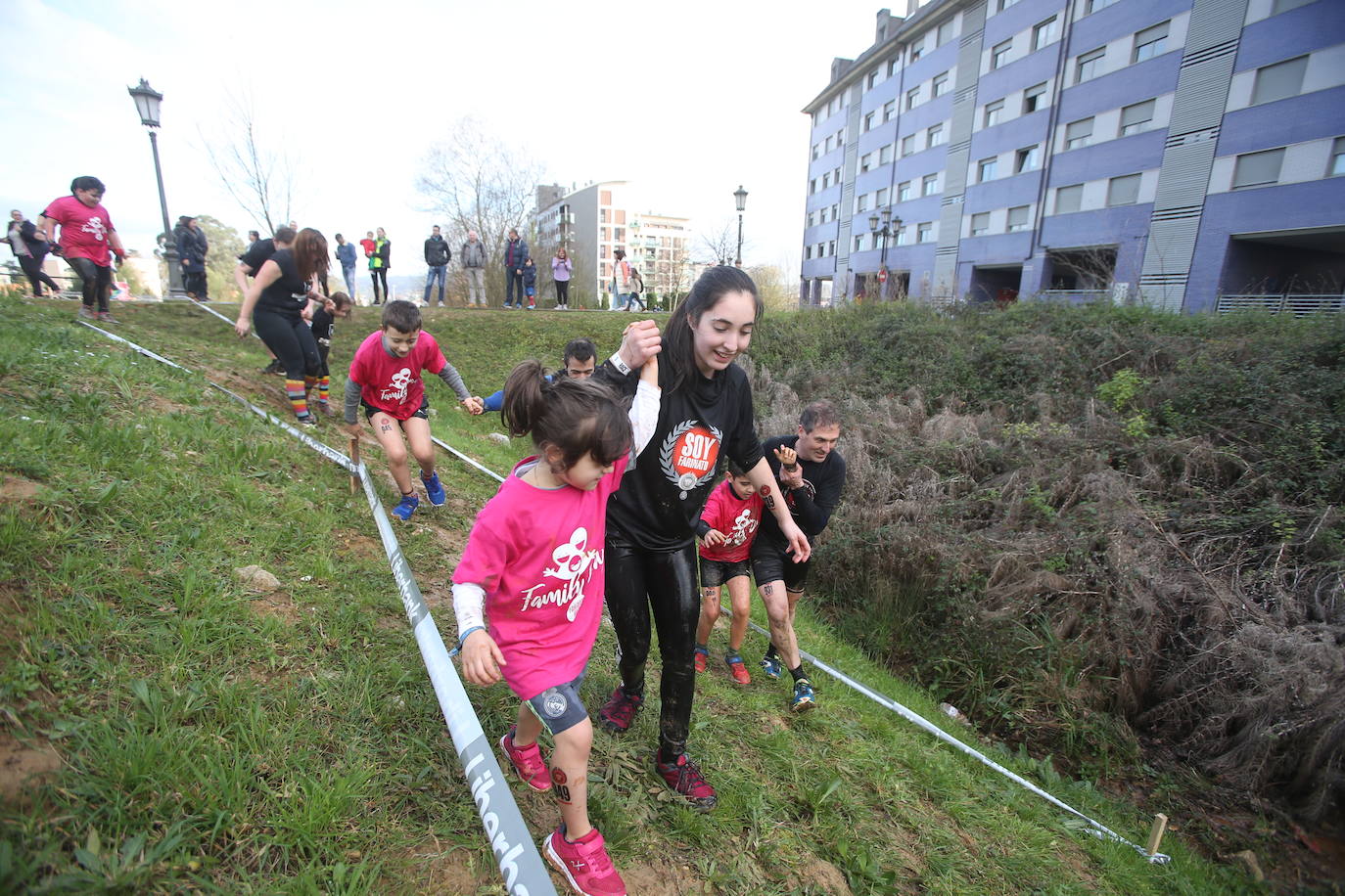 La carrera de Jóvenes Farinatos, reservada para corredores de 13 a 17 años y que cubrieron una distancia de tres kilómetros, dieron protagonismo a las familias. La prueba reina será este domingo.