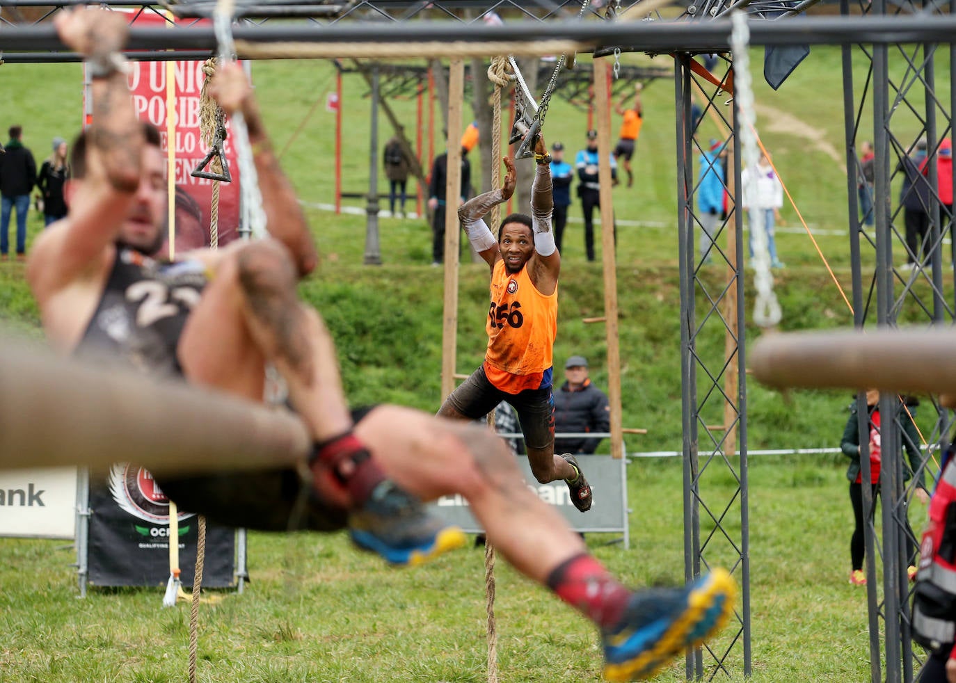 Cientos de deportistas se han dado cita en la capital de Asturias este domingo para participar en esta exigente prueba. Tuvieron que superar 25 obstáculos a lo largo de siete kilómetros. 