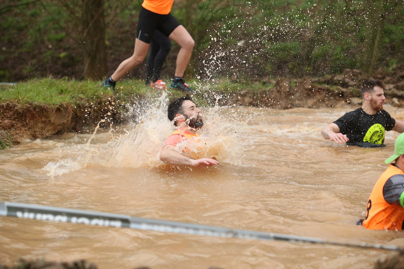 Cientos de deportistas se han dado cita en la capital de Asturias este domingo para participar en esta exigente prueba. Tuvieron que superar 25 obstáculos a lo largo de siete kilómetros. 