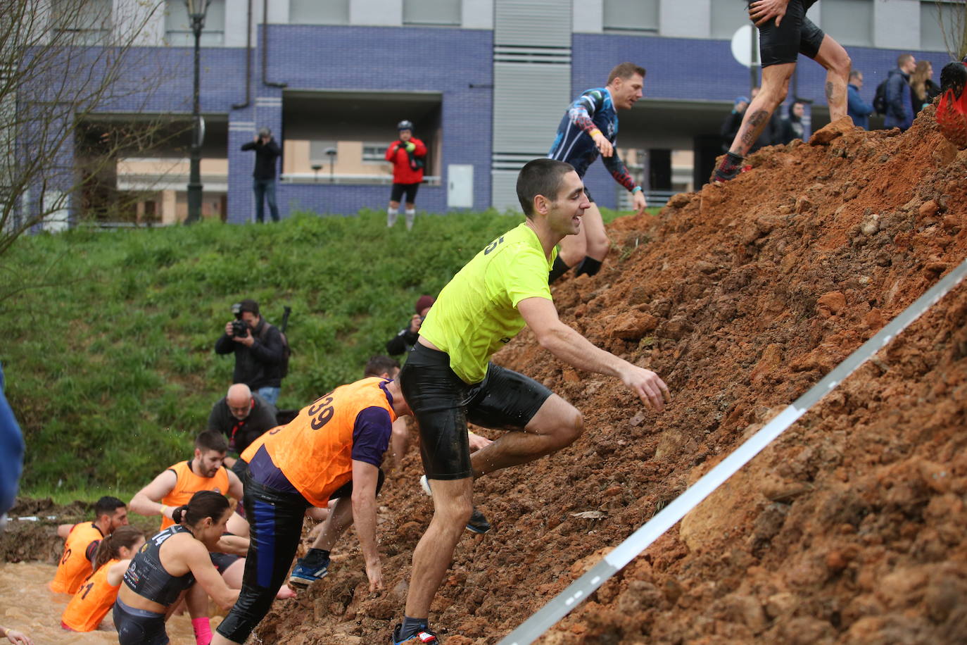 Cientos de deportistas se han dado cita en la capital de Asturias este domingo para participar en esta exigente prueba. Tuvieron que superar 25 obstáculos a lo largo de siete kilómetros. 