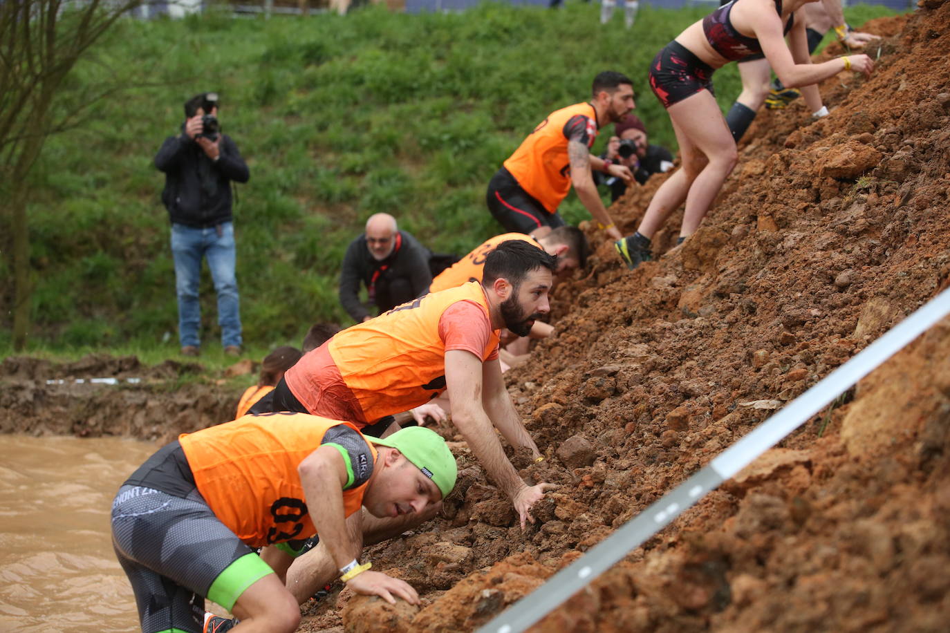 Cientos de deportistas se han dado cita en la capital de Asturias este domingo para participar en esta exigente prueba. Tuvieron que superar 25 obstáculos a lo largo de siete kilómetros. 