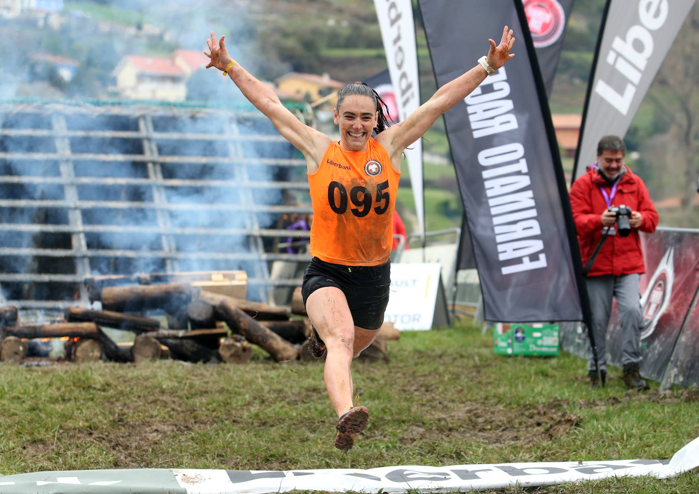Cientos de deportistas se han dado cita en la capital de Asturias este domingo para participar en esta exigente prueba. Tuvieron que superar 25 obstáculos a lo largo de siete kilómetros. 