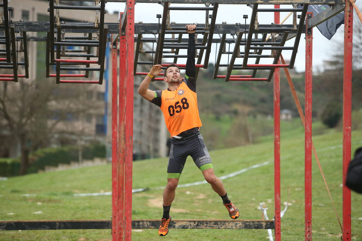 Cientos de deportistas se han dado cita en la capital de Asturias este domingo para participar en esta exigente prueba. Tuvieron que superar 25 obstáculos a lo largo de siete kilómetros. 
