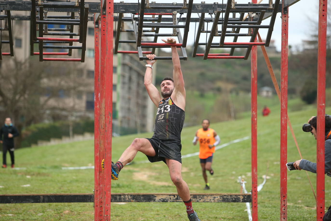 Cientos de deportistas se han dado cita en la capital de Asturias este domingo para participar en esta exigente prueba. Tuvieron que superar 25 obstáculos a lo largo de siete kilómetros. 