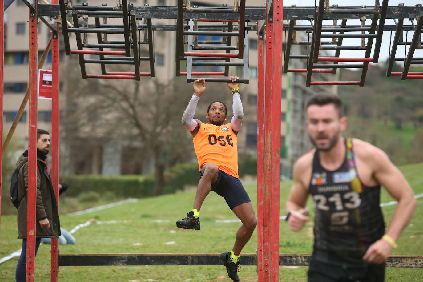 Cientos de deportistas se han dado cita en la capital de Asturias este domingo para participar en esta exigente prueba. Tuvieron que superar 25 obstáculos a lo largo de siete kilómetros. 