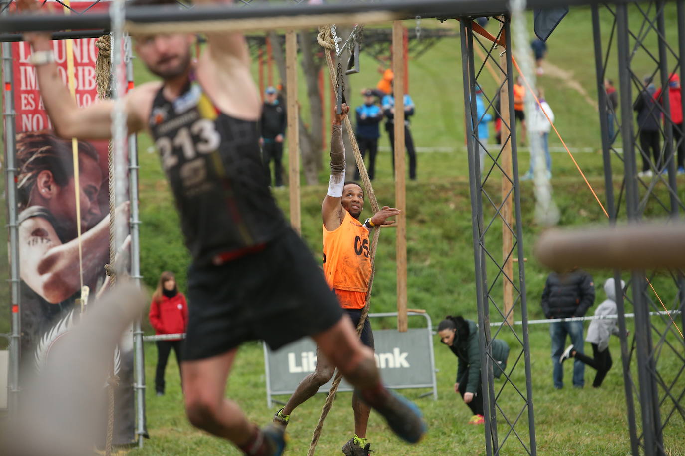 Cientos de deportistas se han dado cita en la capital de Asturias este domingo para participar en esta exigente prueba. Tuvieron que superar 25 obstáculos a lo largo de siete kilómetros. 