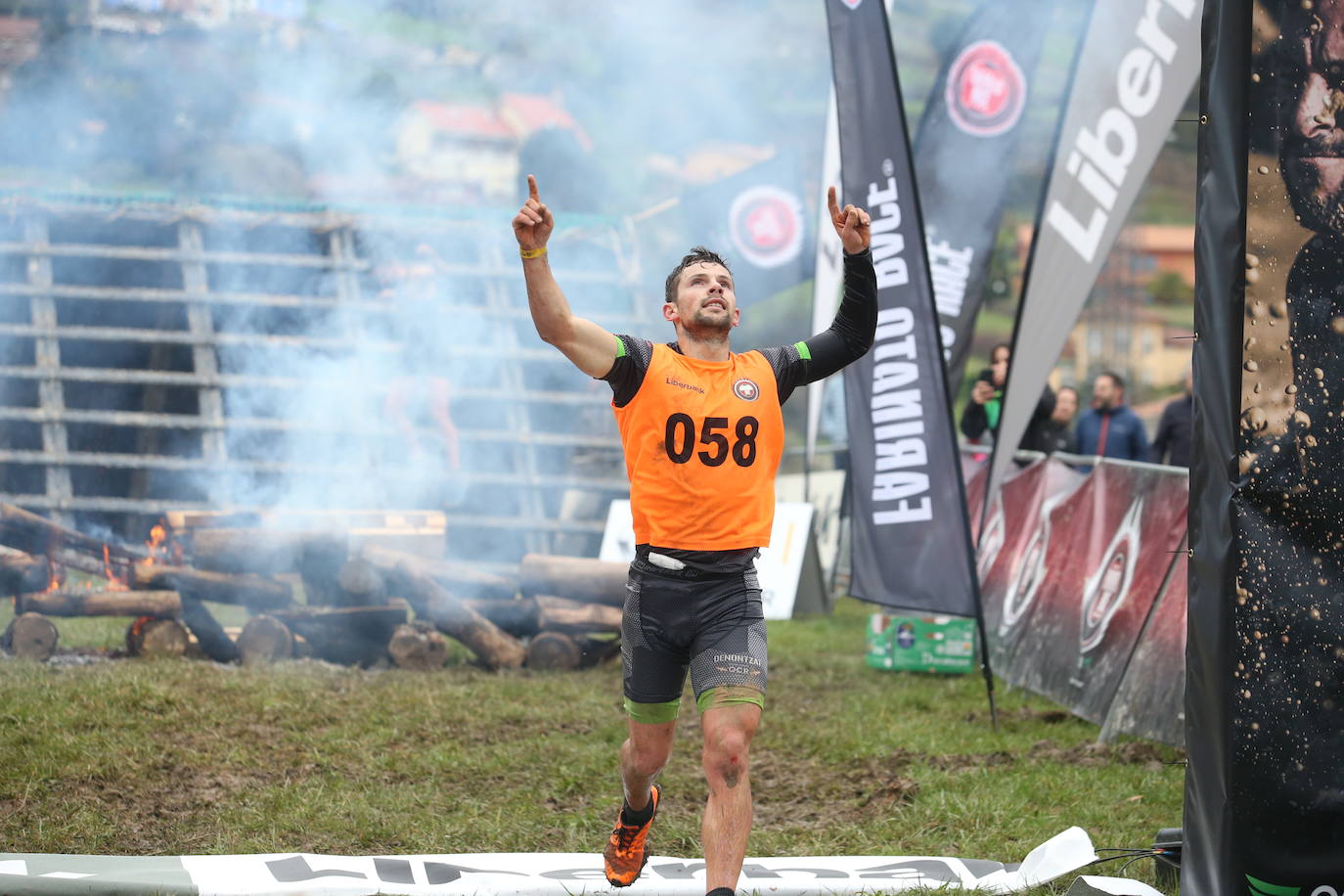 Cientos de deportistas se han dado cita en la capital de Asturias este domingo para participar en esta exigente prueba. Tuvieron que superar 25 obstáculos a lo largo de siete kilómetros. 