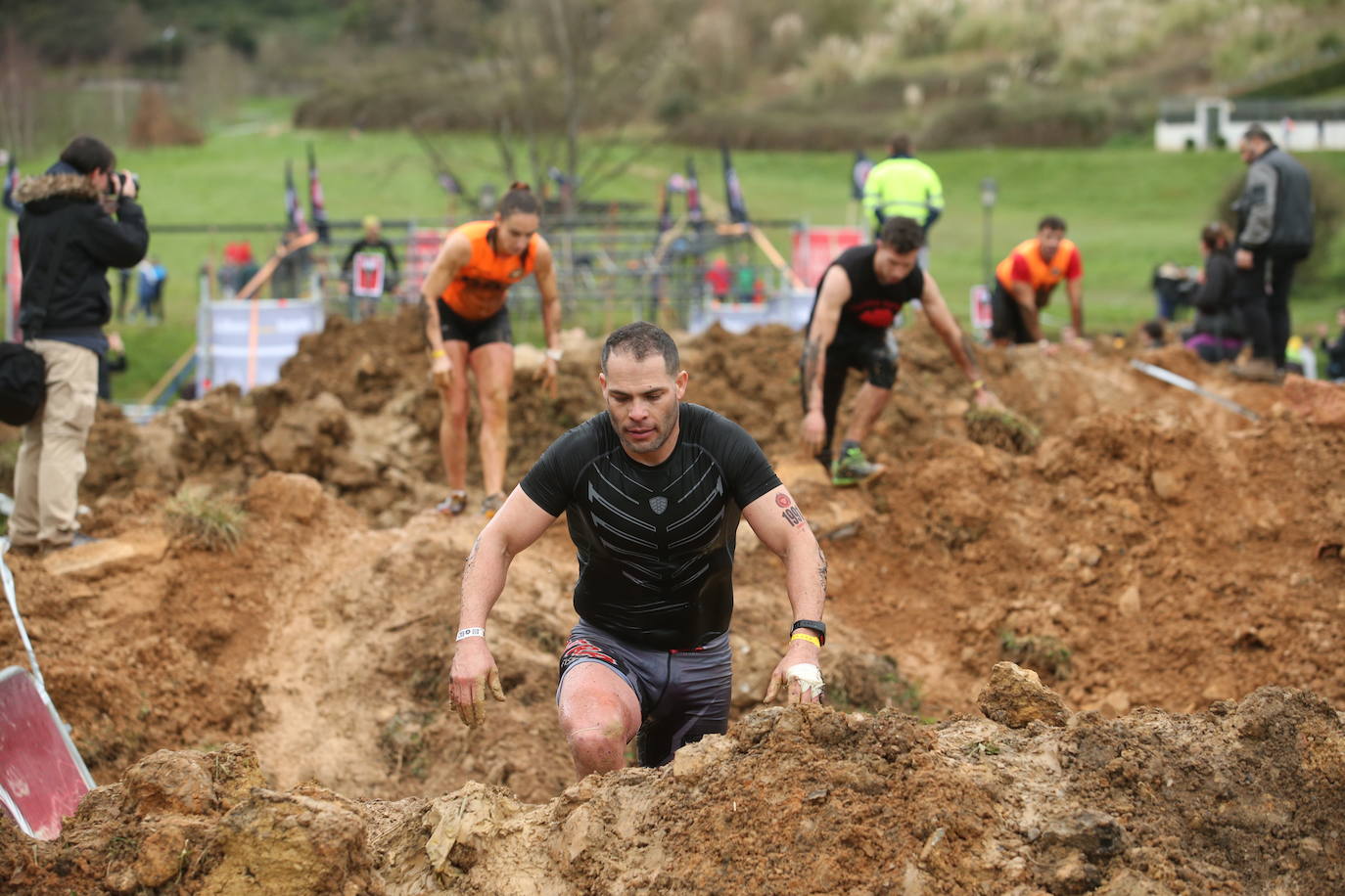 Cientos de deportistas se han dado cita en la capital de Asturias este domingo para participar en esta exigente prueba. Tuvieron que superar 25 obstáculos a lo largo de siete kilómetros. 