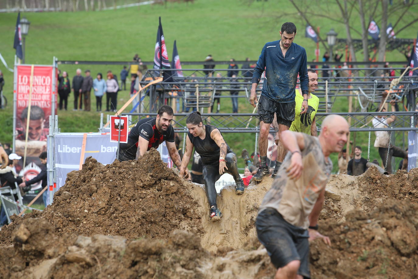 Cientos de deportistas se han dado cita en la capital de Asturias este domingo para participar en esta exigente prueba. Tuvieron que superar 25 obstáculos a lo largo de siete kilómetros