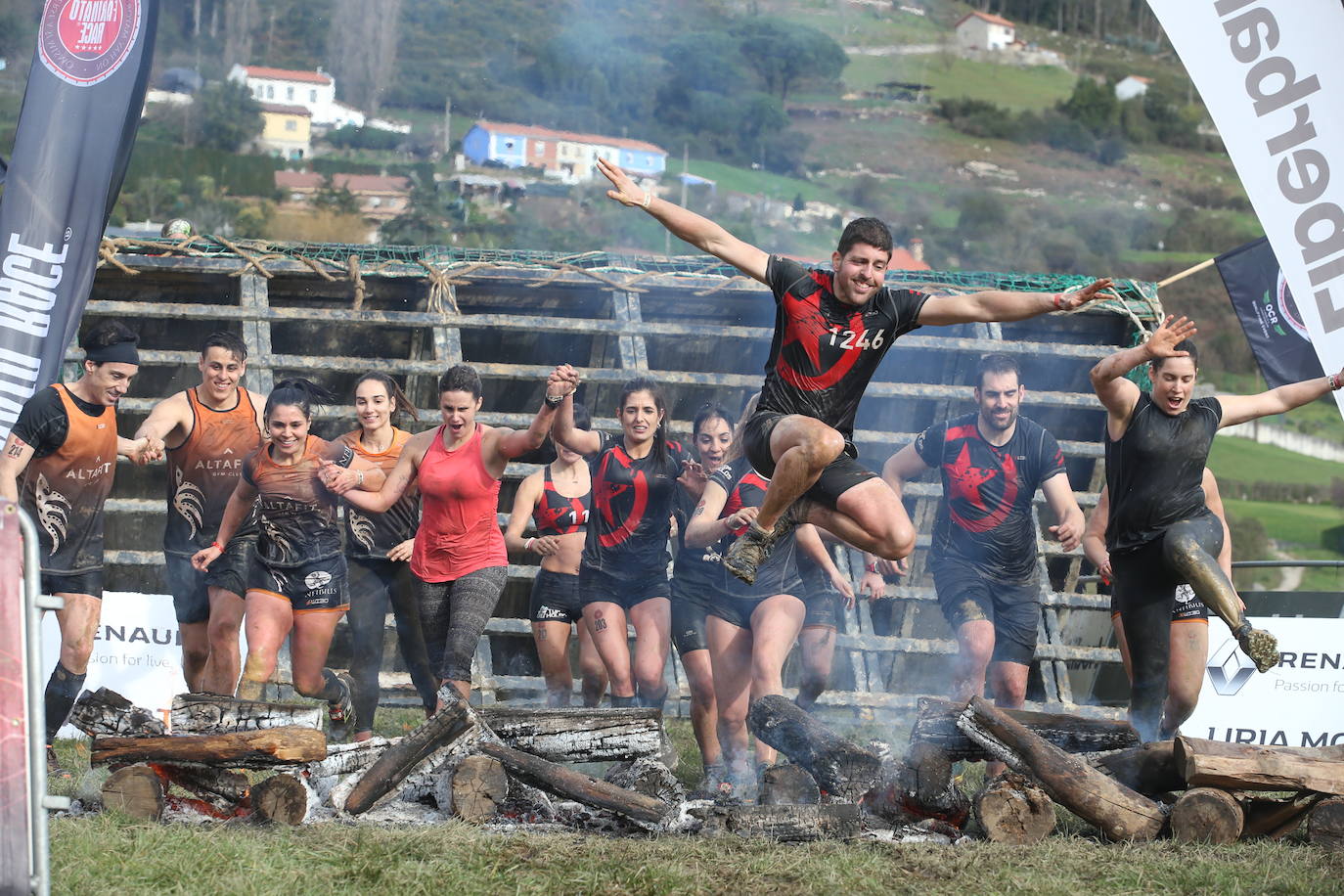 Cientos de deportistas se han dado cita en la capital de Asturias este domingo para participar en esta exigente prueba. Tuvieron que superar 25 obstáculos a lo largo de siete kilómetros