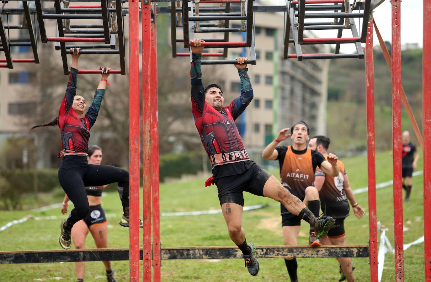 Cientos de deportistas se han dado cita en la capital de Asturias este domingo para participar en esta exigente prueba. Tuvieron que superar 25 obstáculos a lo largo de siete kilómetros