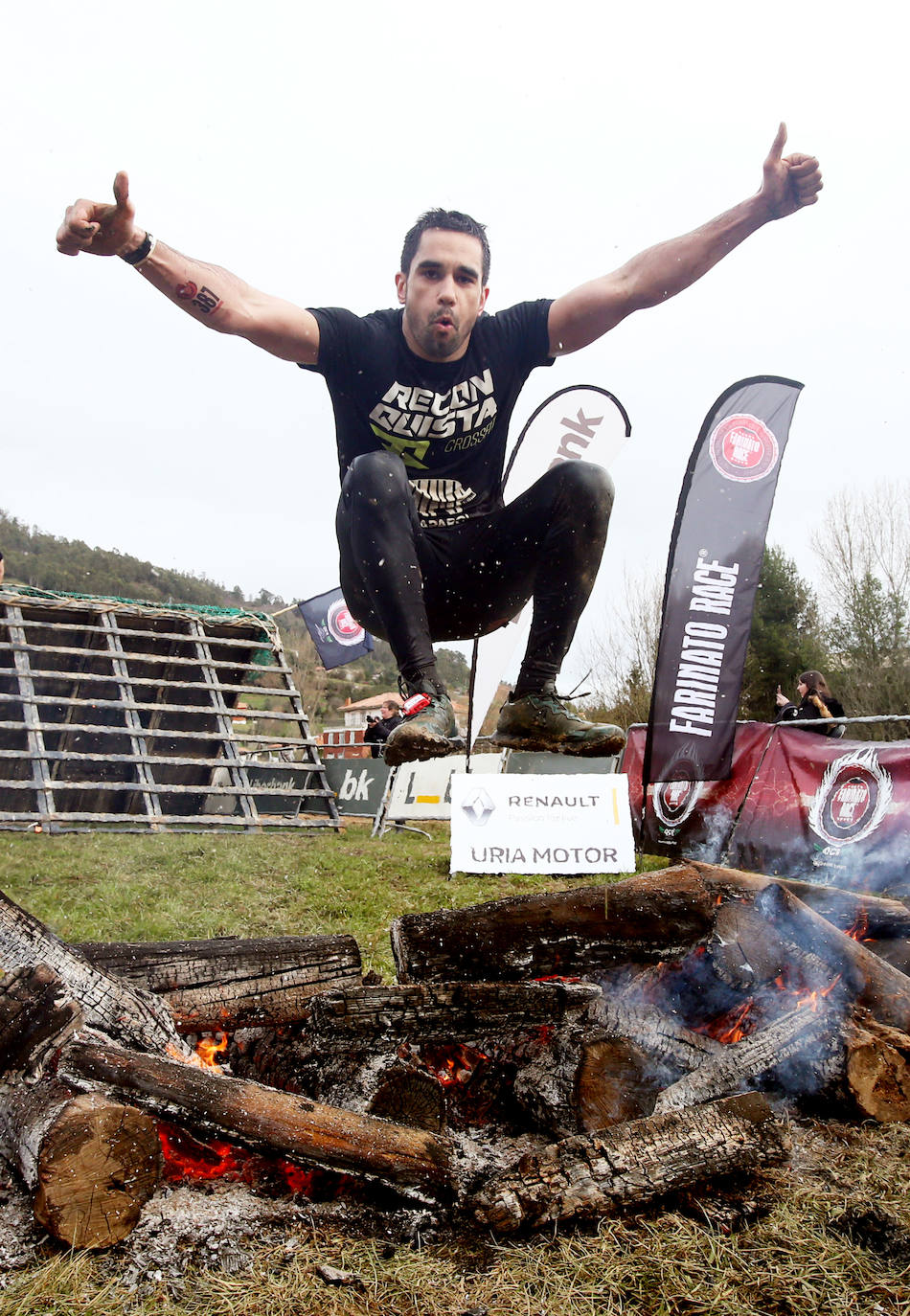 Cientos de deportistas se han dado cita en la capital de Asturias este domingo para participar en esta exigente prueba. Tuvieron que superar 25 obstáculos a lo largo de siete kilómetros