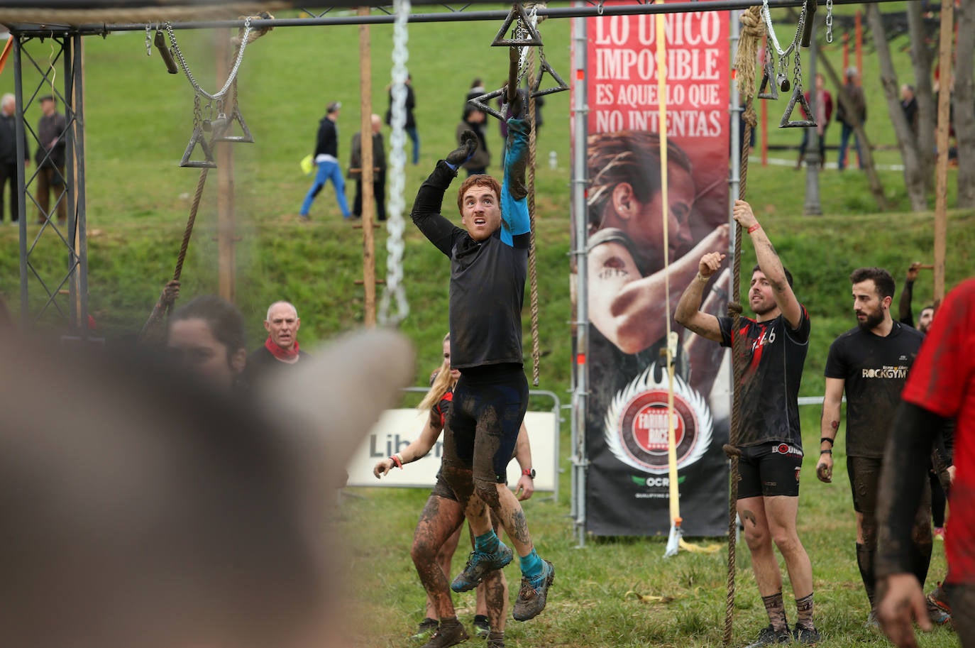 Cientos de deportistas se han dado cita en la capital de Asturias este domingo para participar en esta exigente prueba. Tuvieron que superar 25 obstáculos a lo largo de siete kilómetros