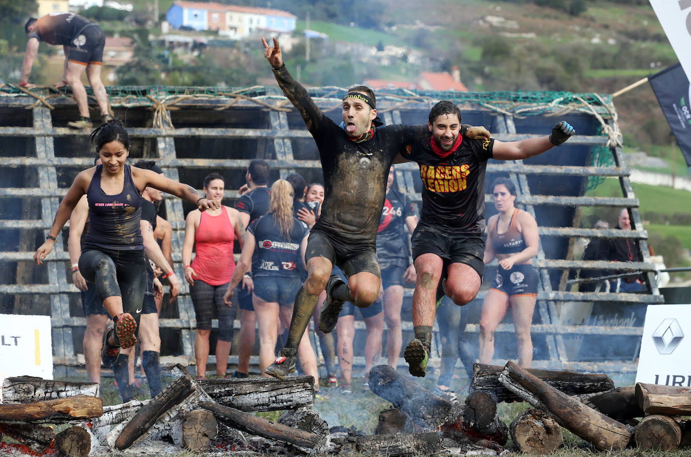 Cientos de deportistas se han dado cita en la capital de Asturias este domingo para participar en esta exigente prueba. Tuvieron que superar 25 obstáculos a lo largo de siete kilómetros
