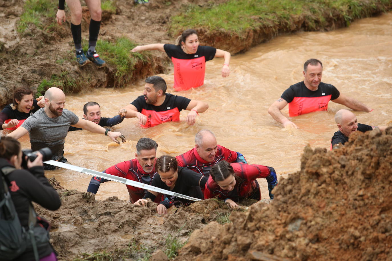 Cientos de deportistas se han dado cita en la capital de Asturias este domingo para participar en esta exigente prueba. Tuvieron que superar 25 obstáculos a lo largo de siete kilómetros