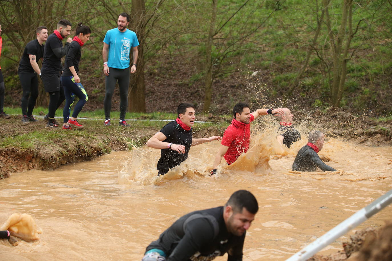 Cientos de deportistas se han dado cita en la capital de Asturias este domingo para participar en esta exigente prueba. Tuvieron que superar 25 obstáculos a lo largo de siete kilómetros