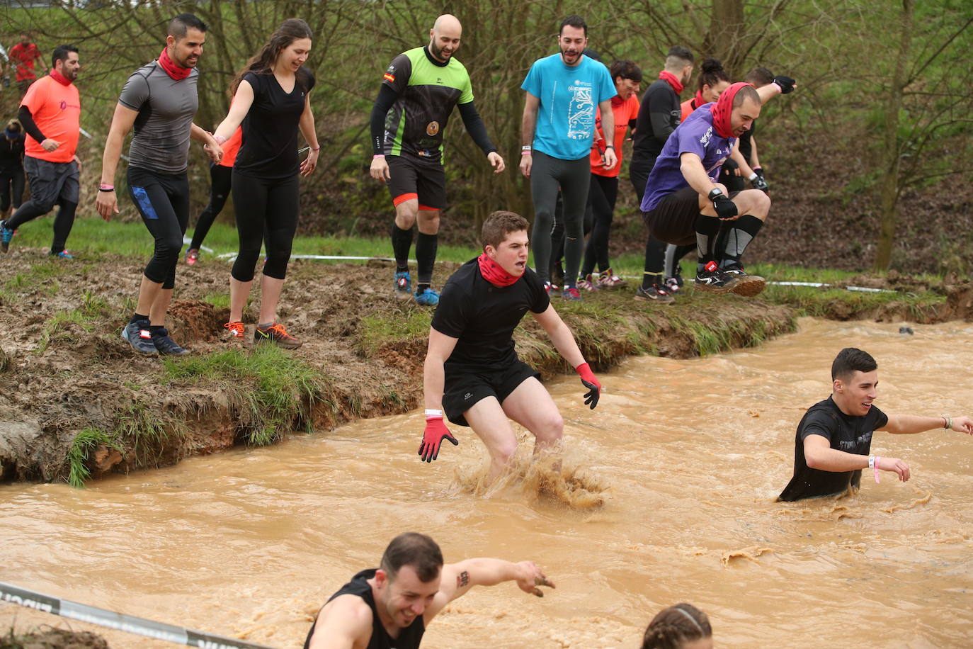 Cientos de deportistas se han dado cita en la capital de Asturias este domingo para participar en esta exigente prueba. Tuvieron que superar 25 obstáculos a lo largo de siete kilómetros