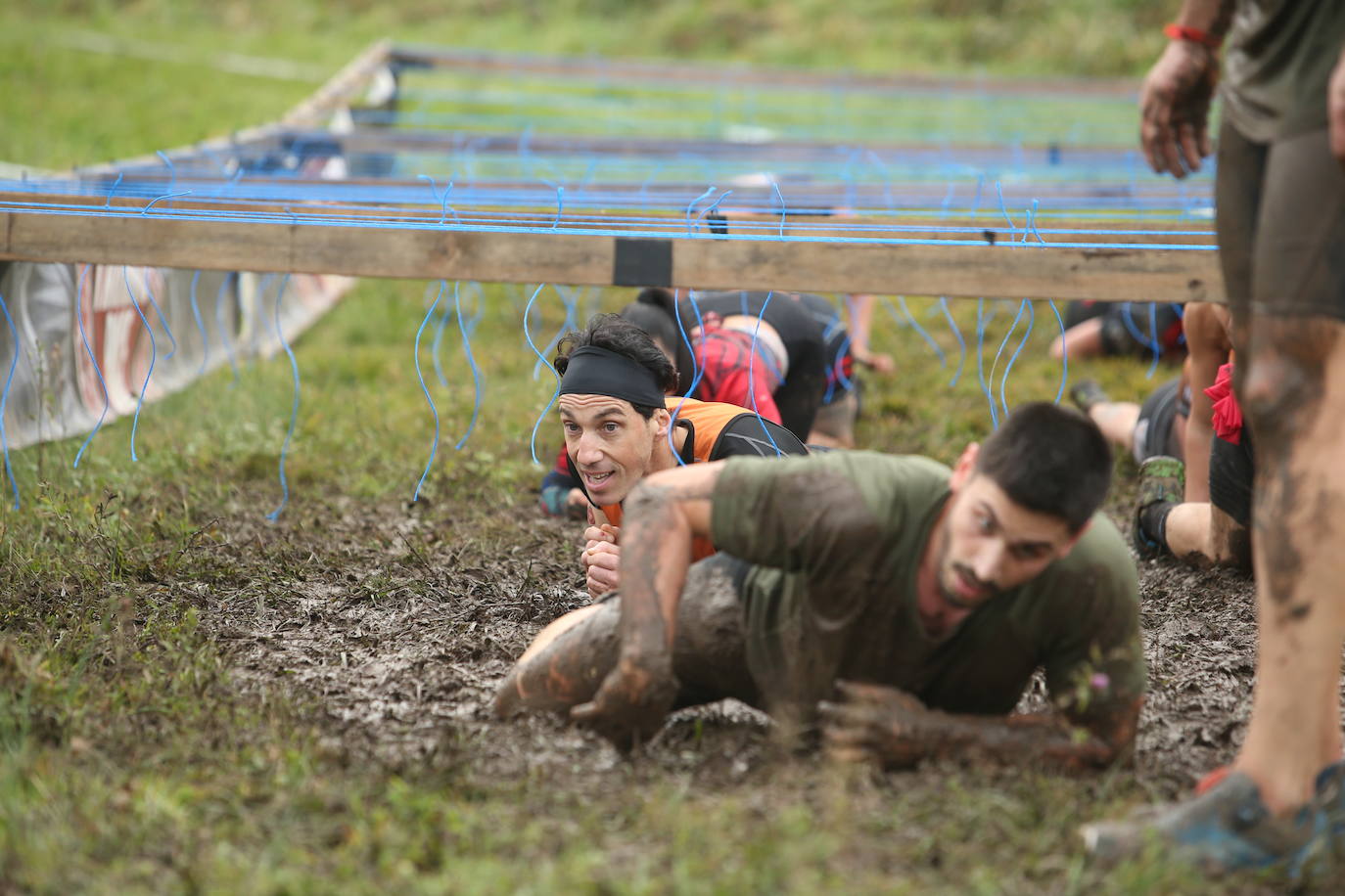 Cientos de deportistas se han dado cita en la capital de Asturias este domingo para participar en esta exigente prueba. Tuvieron que superar 25 obstáculos a lo largo de siete kilómetros