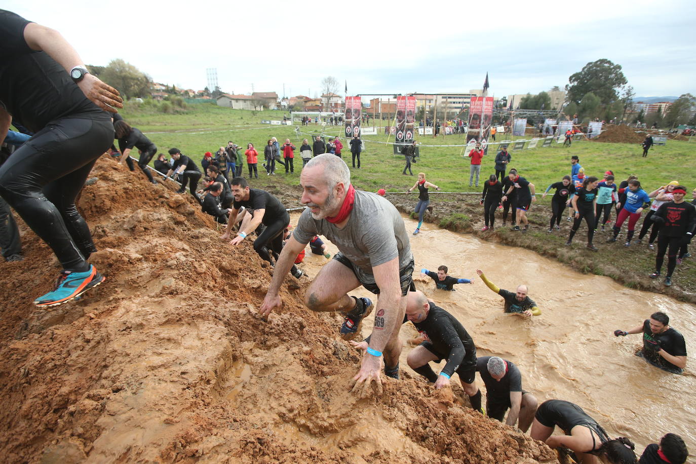 Cientos de deportistas se han dado cita en la capital de Asturias este domingo para participar en esta exigente prueba. Tuvieron que superar 25 obstáculos a lo largo de siete kilómetros