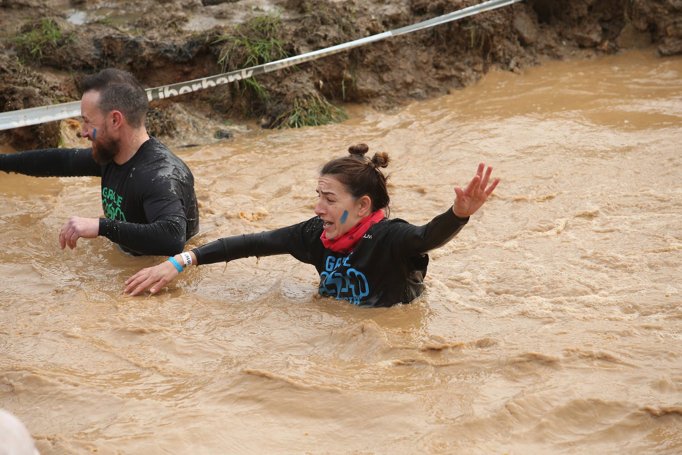 Cientos de deportistas se han dado cita en la capital de Asturias este domingo para participar en esta exigente prueba. Tuvieron que superar 25 obstáculos a lo largo de siete kilómetros