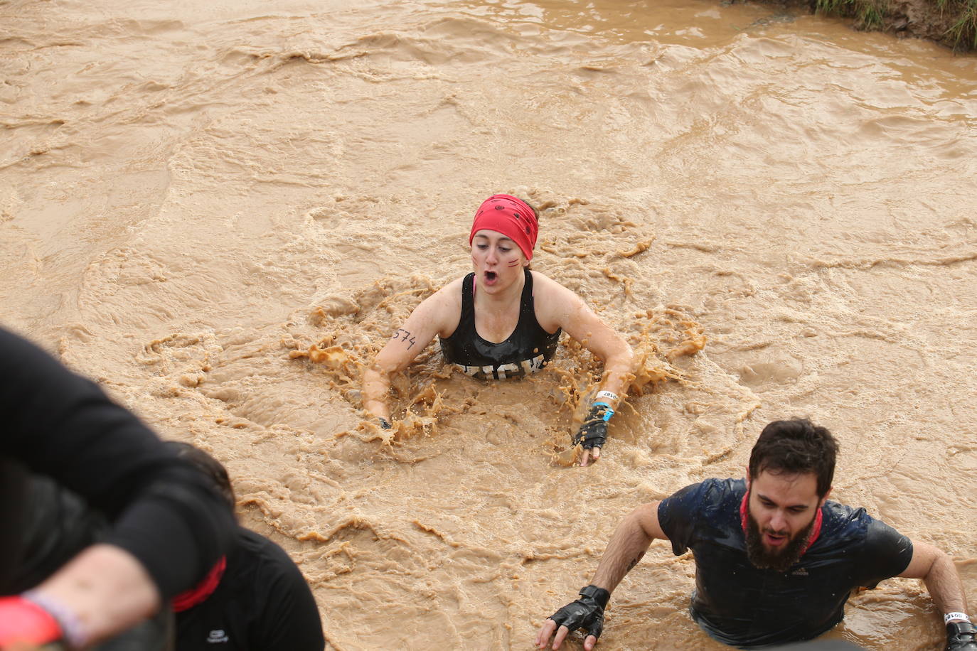 Cientos de deportistas se han dado cita en la capital de Asturias este domingo para participar en esta exigente prueba. Tuvieron que superar 25 obstáculos a lo largo de siete kilómetros
