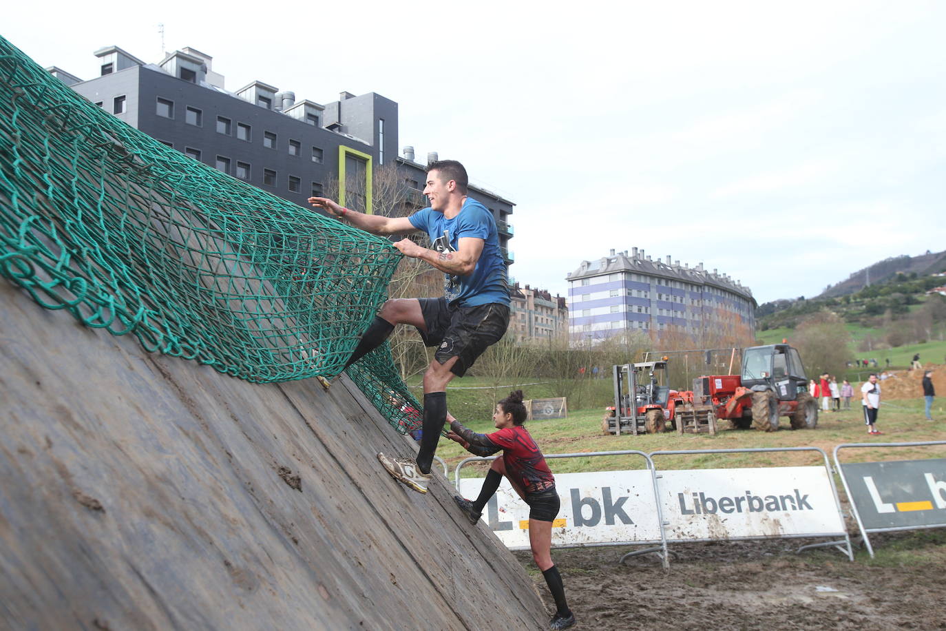 Cientos de deportistas se han dado cita en la capital de Asturias este domingo para participar en esta exigente prueba. Tuvieron que superar 25 obstáculos a lo largo de siete kilómetros