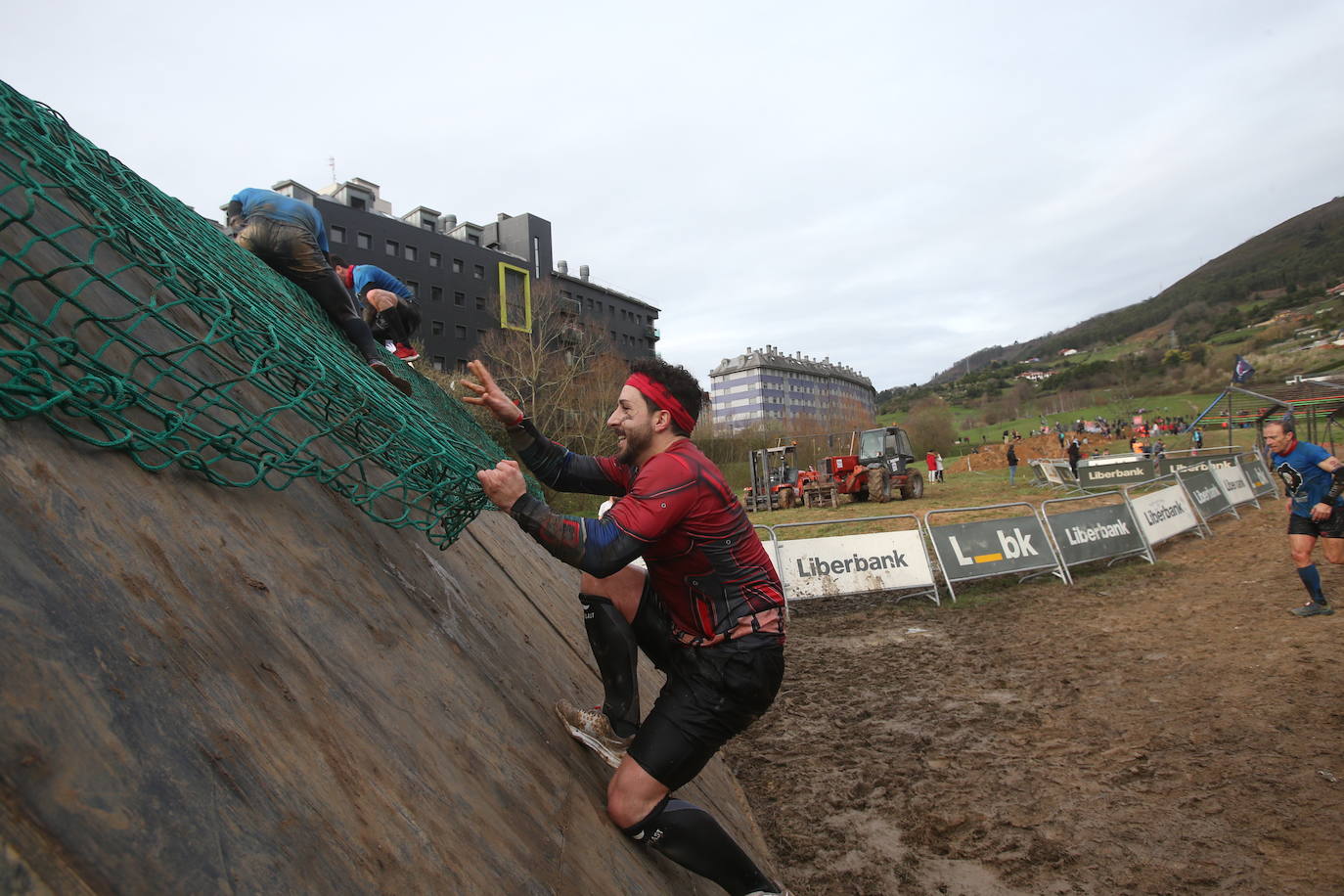 Cientos de deportistas se han dado cita en la capital de Asturias este domingo para participar en esta exigente prueba. Tuvieron que superar 25 obstáculos a lo largo de siete kilómetros