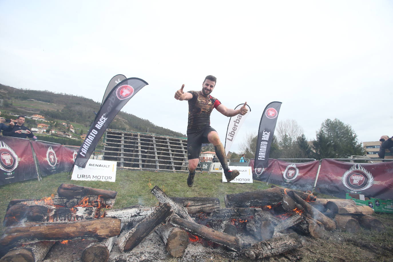 Cientos de deportistas se han dado cita en la capital de Asturias este domingo para participar en esta exigente prueba. Tuvieron que superar 25 obstáculos a lo largo de siete kilómetros