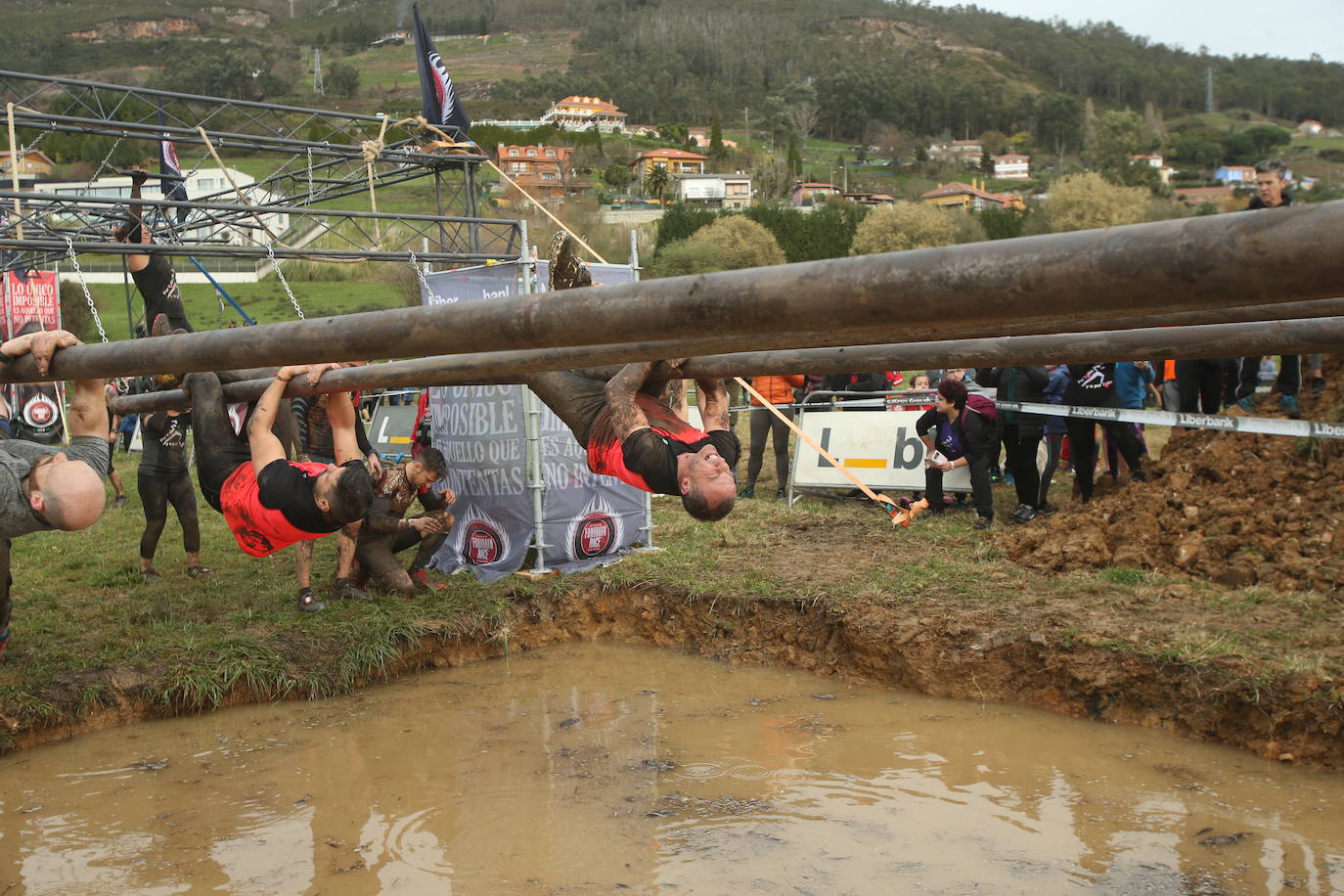 Cientos de deportistas se han dado cita en la capital de Asturias este domingo para participar en esta exigente prueba. Tuvieron que superar 25 obstáculos a lo largo de siete kilómetros