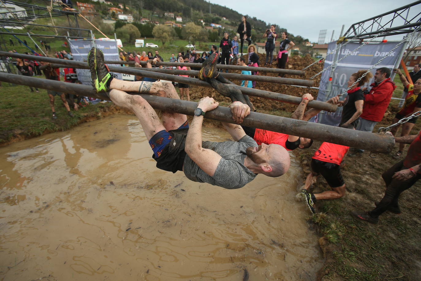 Cientos de deportistas se han dado cita en la capital de Asturias este domingo para participar en esta exigente prueba. Tuvieron que superar 25 obstáculos a lo largo de siete kilómetros