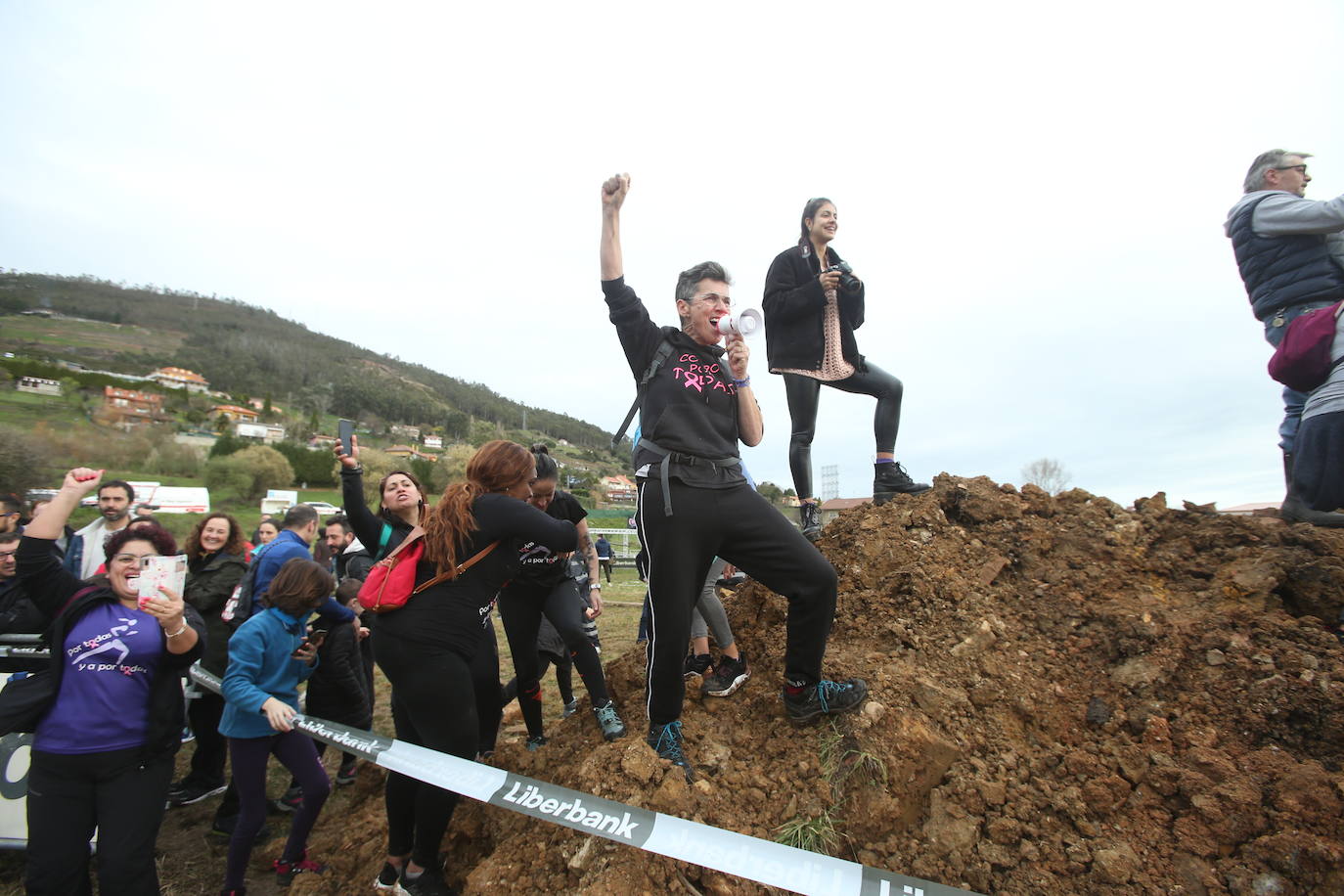 Cientos de deportistas se han dado cita en la capital de Asturias este domingo para participar en esta exigente prueba. Tuvieron que superar 25 obstáculos a lo largo de siete kilómetros