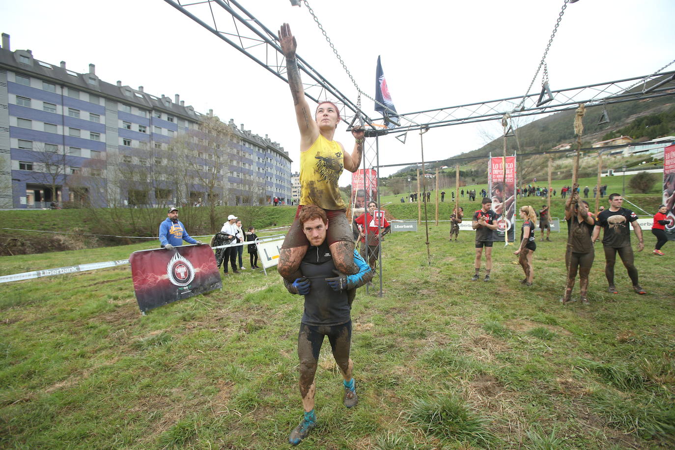 Cientos de deportistas se han dado cita en la capital de Asturias este domingo para participar en esta exigente prueba. Tuvieron que superar 25 obstáculos a lo largo de siete kilómetros