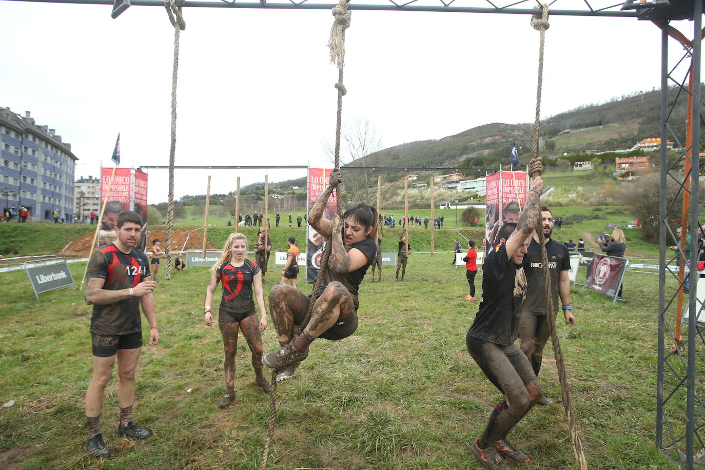 Cientos de deportistas se han dado cita en la capital de Asturias este domingo para participar en esta exigente prueba. Tuvieron que superar 25 obstáculos a lo largo de siete kilómetros