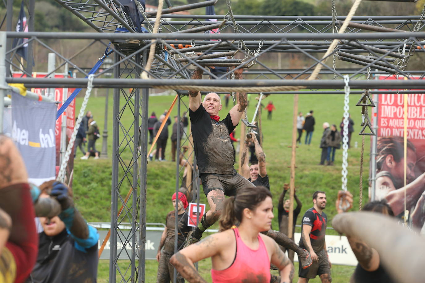 Cientos de deportistas se han dado cita en la capital de Asturias este domingo para participar en esta exigente prueba. Tuvieron que superar 25 obstáculos a lo largo de siete kilómetros