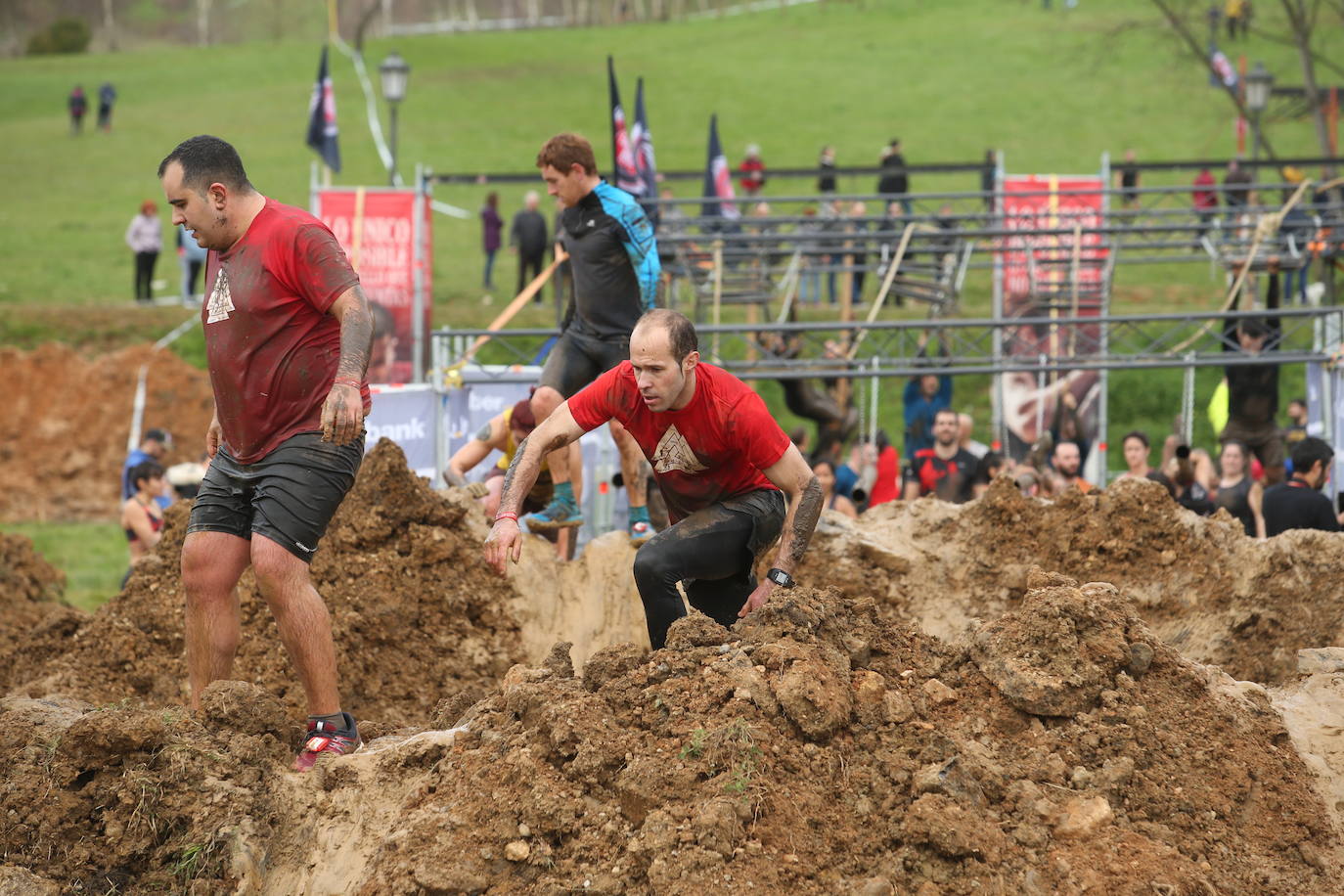 Cientos de deportistas se han dado cita en la capital de Asturias este domingo para participar en esta exigente prueba. Tuvieron que superar 25 obstáculos a lo largo de siete kilómetros