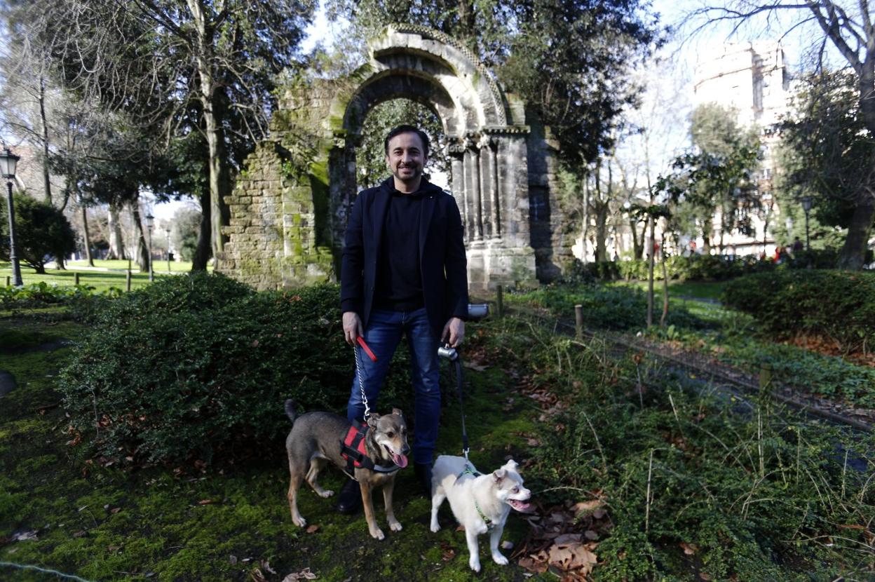 El tenor Alejandro Roy, con dos de sus perros, en el campo de San Francisco, un lugar muy especial para este gijonés universal. 