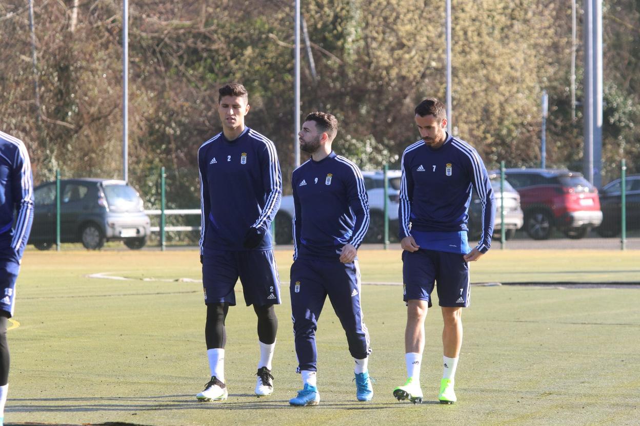 Grippo, Rodri y Sebas Coris, tres de los cinco refuerzos invernales, caminan por El Requexón. 