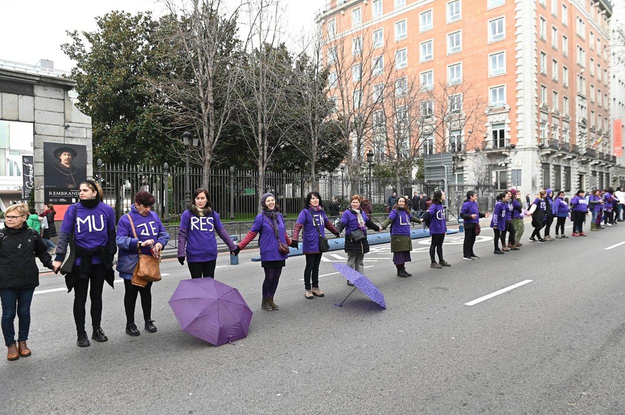 Parte de la cadena formada ayer por más de 7.000 mujeres hasta rodear las principales calles del centro de Madrid. 