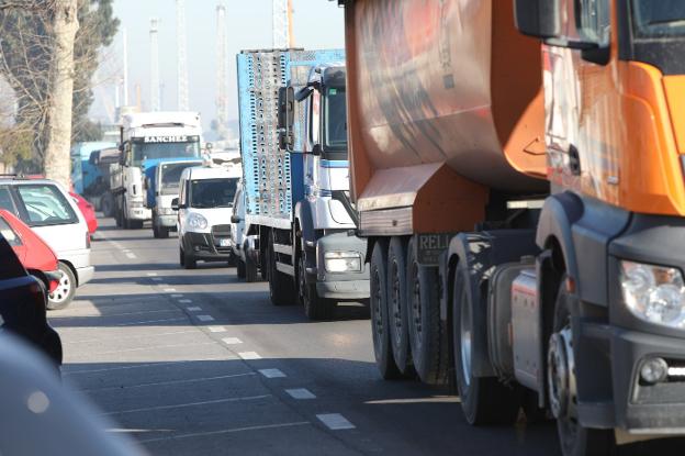 Camiones en una carretera asturiana.