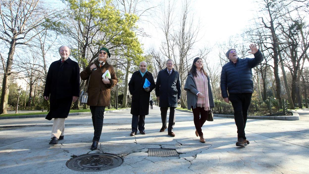Los seis miembros de Los Franciscanos pasean por el Campo de San Francisco, mientras analizan las carencias y desperfectos. 